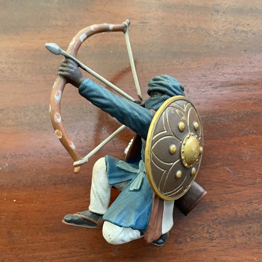 SCHLEICH Persian Knight Kneeling Archer with round Shield - Retired - HTF